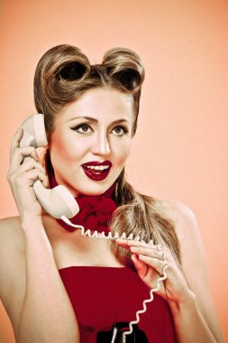 Retro telefon pin-up kızı