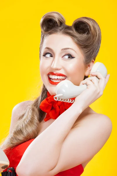 Pin-up girl pratar retro telefon — Stockfoto