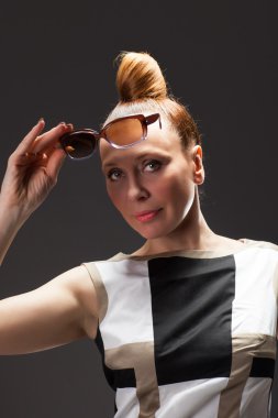 moda güzel esmer bir kadın portresi