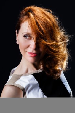 Güzel bir kadın modelin moda portresi.