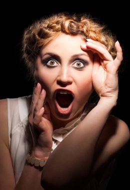 şok, genç bir kadının yüzü.