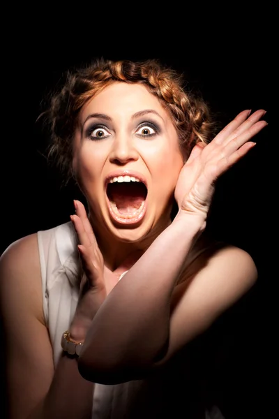 Ansikte av en ung chockad kvinna. — Stockfoto