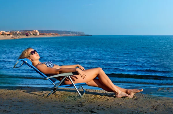 Lány a strandon fekvő — Stock Fotó