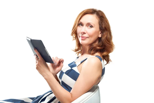 Business woman uses a ebook — Stock Photo, Image