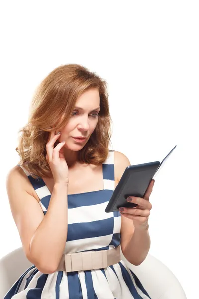 Business woman uses a ebook — Stock Photo, Image