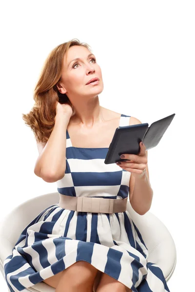 Mujer de negocios utiliza un ebook —  Fotos de Stock