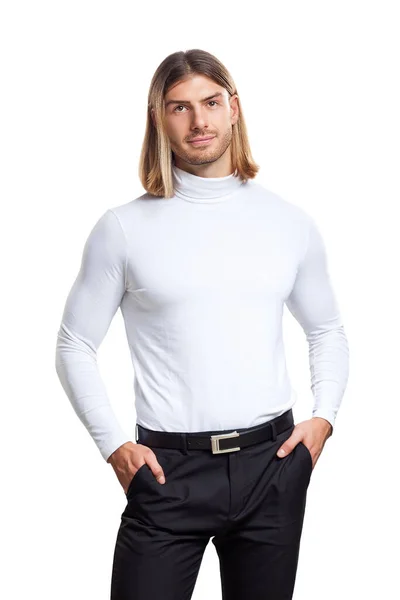 Mužská móda, krása. Portrét mladého muže, blond vlasy, pózující na šedém pozadí. Klasický styl. Studio shot — Stock fotografie