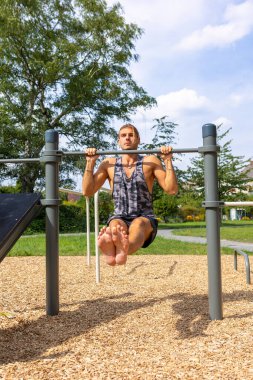 Genç adam parkta spor yapıyor - fitness kavramları.