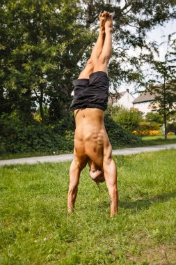 Genç adam spor yapıyor. Parkta spor, spor kavramları..