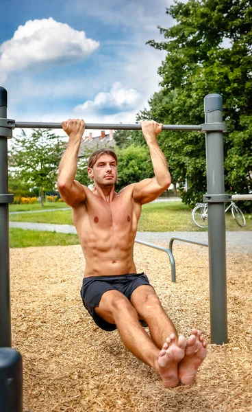 Ung Man Tränar Idrott Parken Fitnessbegrepp — Stockfoto