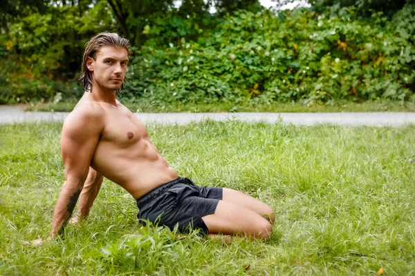 Молодий чоловік займається спортом У парку, фітнес-концепції . — стокове фото
