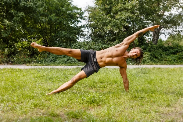 젊은 남자 가 공원에서 운동, 건강에 대한 개념. — 스톡 사진