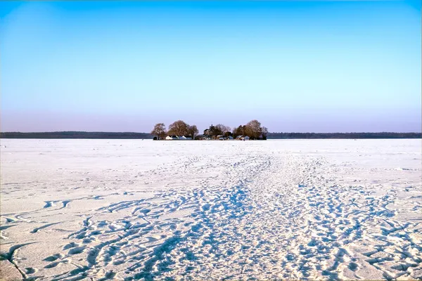 Dia frio no Steinhuder Meer. Inverno em um lago interior alemão — Fotografia de Stock