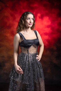 Moda bir kadın portresi. Stüdyoda, renkli arka planda..