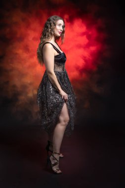 Moda bir kadın portresi. Stüdyoda, renkli arka planda..