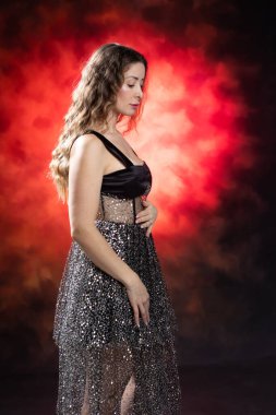 Moda bir kadın portresi. Stüdyoda, renkli arka planda..