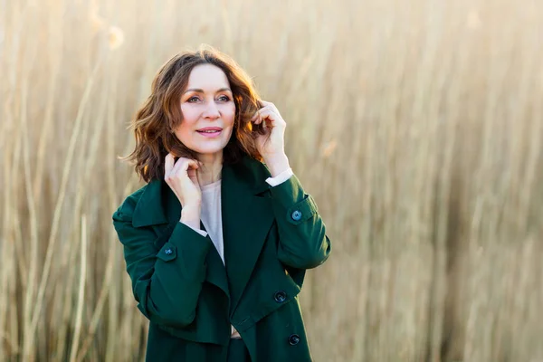 Portrait d'une femme d'âge moyen posant au parc — Photo