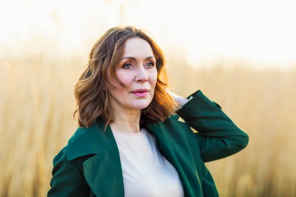 Portrait d'une femme d'âge moyen posant au parc — Photo