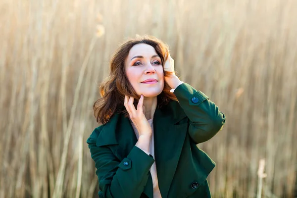 Retrato de una mujer de mediana edad posando en el parque — Foto de Stock