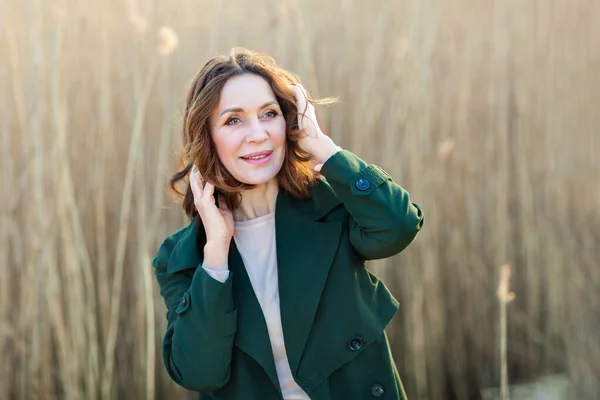 Portrait d'une femme d'âge moyen posant au parc — Photo