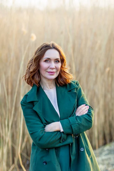 Portrait d'une femme d'âge moyen posant au parc — Photo