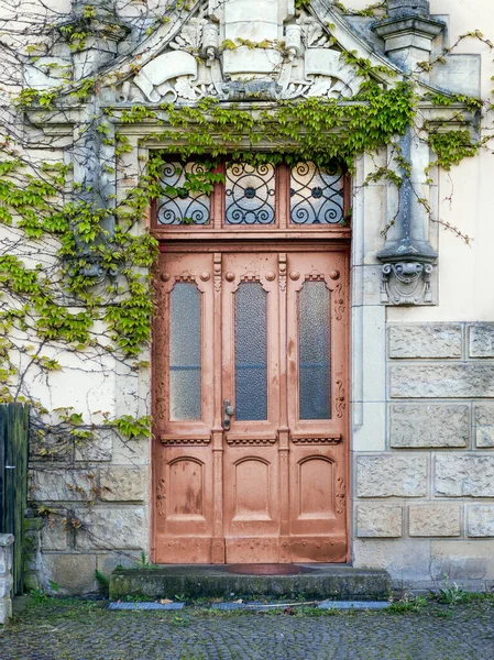 Old Decorative Main Entrance Wooden Door Germany lizenzfreie Stockbilder