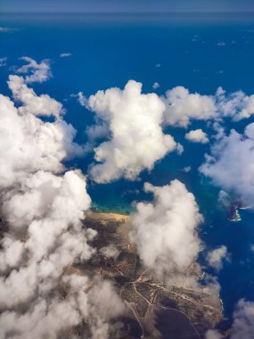 MADEIRA, PORTUGAL Hava Manzarası. Mavi gökyüzü güneşli yaz bulutlarıyla