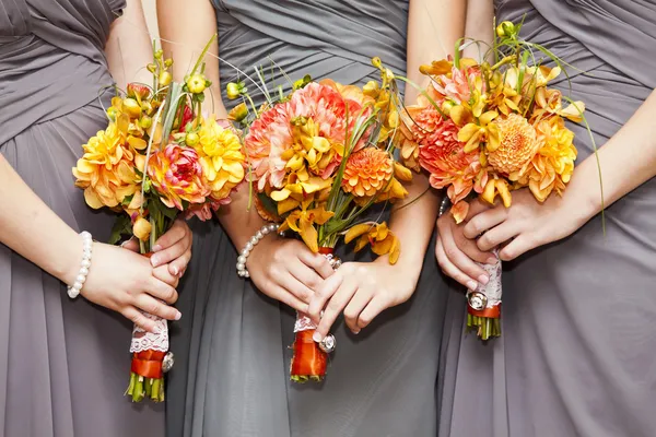 Damas de honra com buquês — Fotografia de Stock