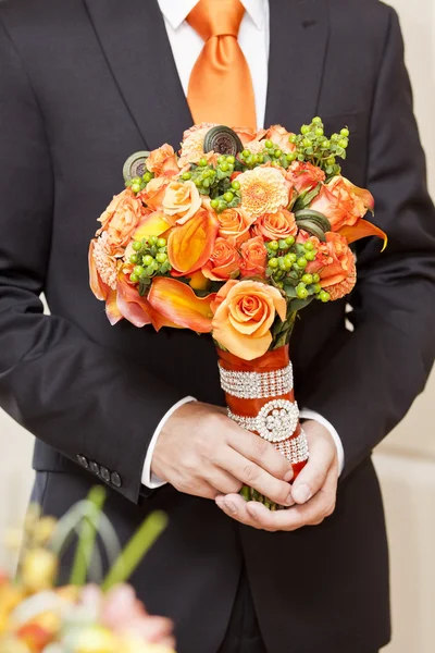 Bräutigam und Blumen — Stockfoto