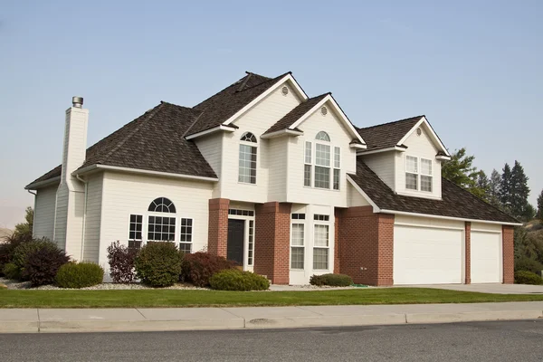 Haus aus rotem Backstein mit Garage für drei Autos — Stockfoto © lmphot
