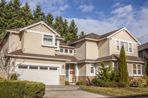 Haus im amerikanischen Stil — Redaktionelles Stockfoto © alexmisu #22233843