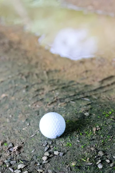 Bílý golfový míček na zelené trávě — Stock fotografie