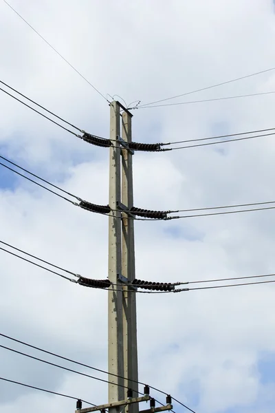 Elektriciteit post hemelachtergrond — Stockfoto