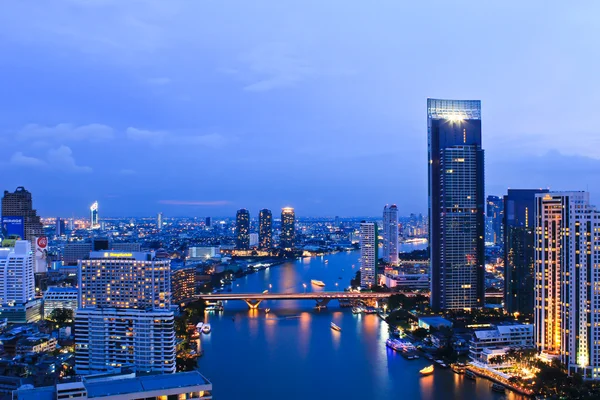 Bangkok na pohled shora město za soumraku v Bangkoku — Stock fotografie