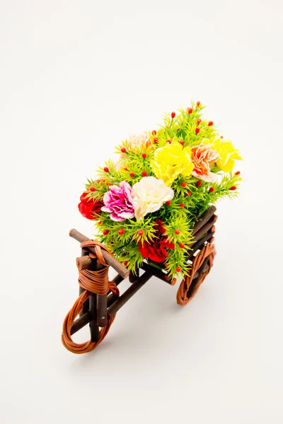 Çiçekler Vazoda beyaz arka planda — Stok fotoğraf