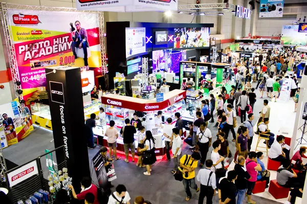 曼谷，泰国--12-2： 佳能展位展示其新产品新技术 免版税图库照片