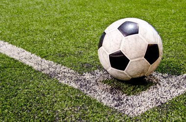 Yeşil çimlerin üzerinde futbol