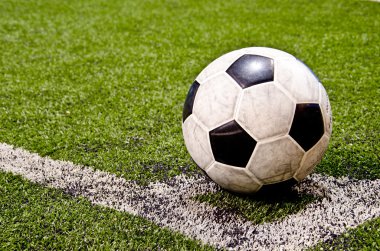 Yeşil çimlerin üzerinde futbol