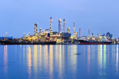 Alacakaranlıkta petrol rafinerisi