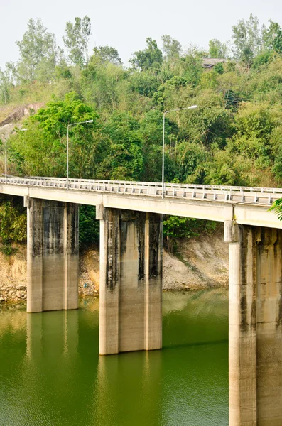 Puentes de cemento Kanchanaburi en Tailandia —  Fotos de Stock