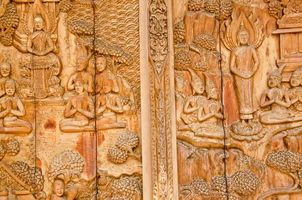 泰国泰国柚木雕花的门样式寺 — 图库照片