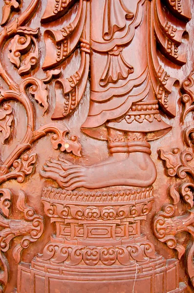 タイのタイ彫刻が施されたチーク材のドア様式の寺院 — ストック写真