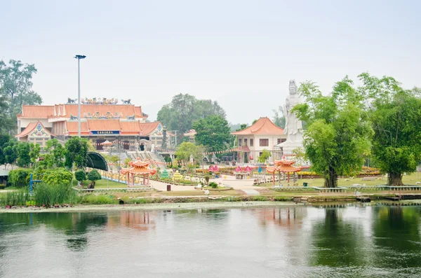 Guanyin-Reis entlang der Brücke über den Fluss Kwai — Stockfoto