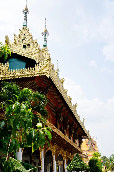 Thajský buddhistický chrám v kanchanaburi, Thajsko. Krásné — Stock fotografie