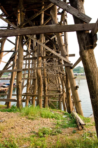 Stadtbild von Holzbrücke und schwimmender Stadt in sangklaburi, kanc — Stockfoto