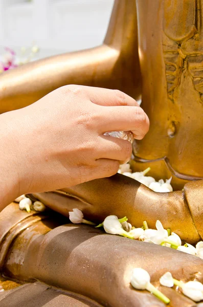 Sprchování socha Buddhy v songkran festival, Thajsko. — Stock fotografie