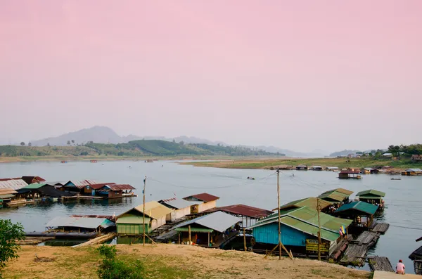 Schwimmendes Dorf in kanchanaburi, Thailand — Stockfoto