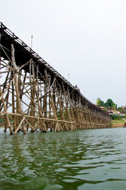 Cityscape kanchanaburi, thail, sangklaburi, ahşap köprü