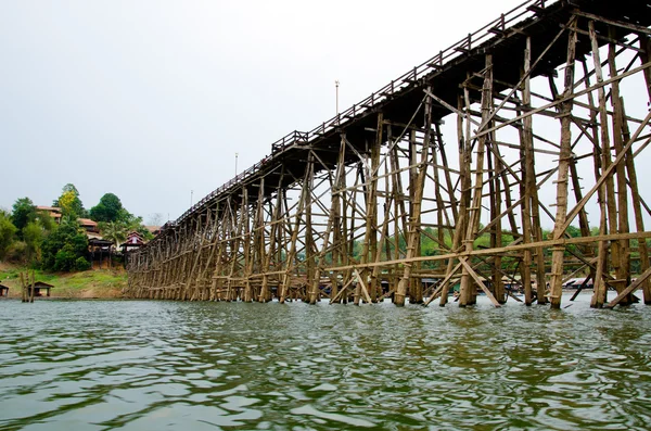 Paisaje urbano de puente de madera en Sangklaburi en Kanchanaburi, Thail —  Fotos de Stock