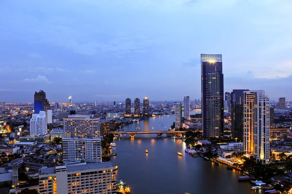 Utsikt över bangkok city skaftet på natten — Stockfoto